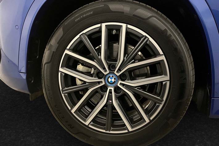 Blå BMW iX1 fra 2024