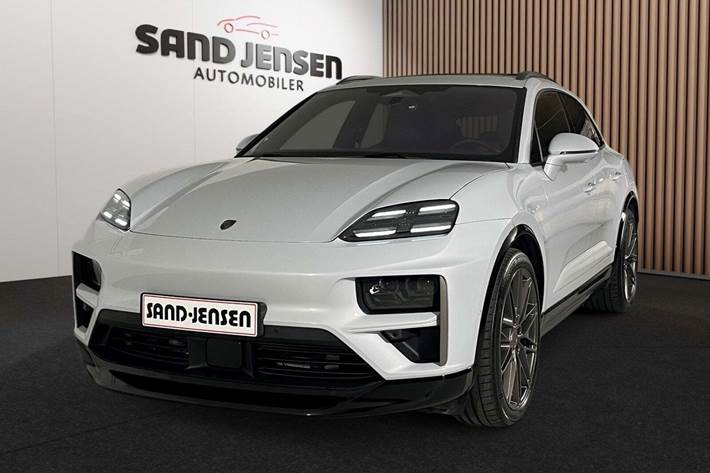 Grå Porsche Macan Turbo fra 2025 set udefra