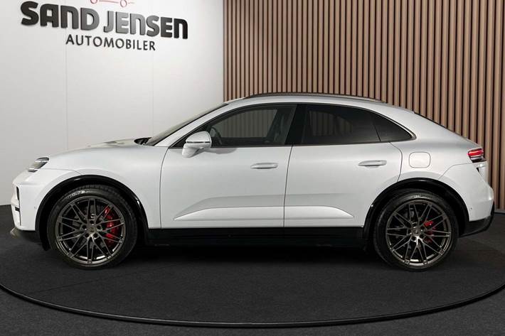 Grå Porsche Macan Turbo fra 2025