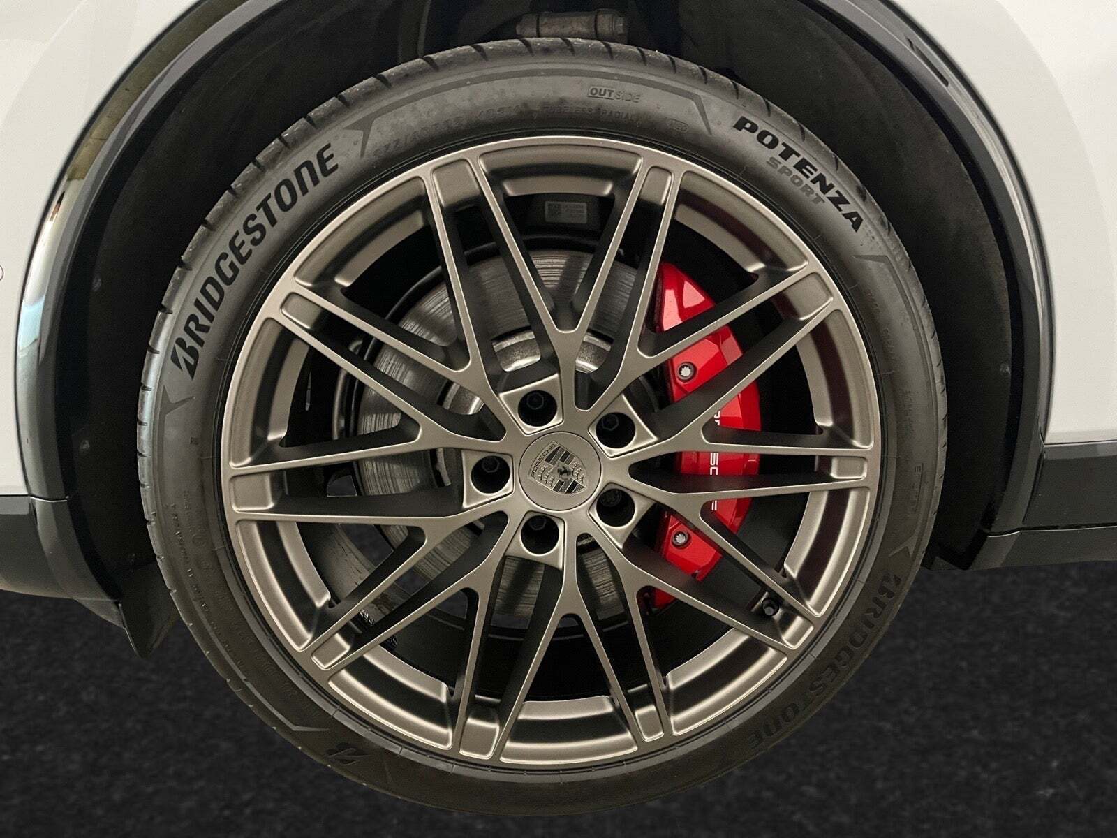 Sølv Porsche Macan Turbo fra 2025