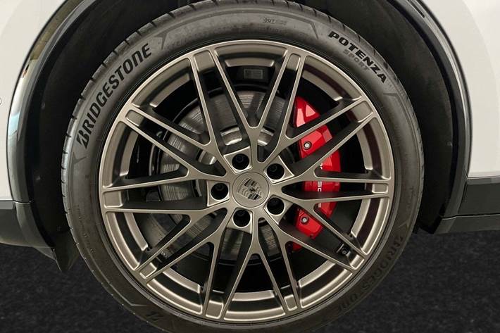 Grå Porsche Macan Turbo fra 2025