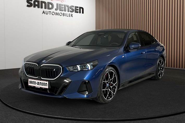 Blå BMW i5 fra 2025 set udefra