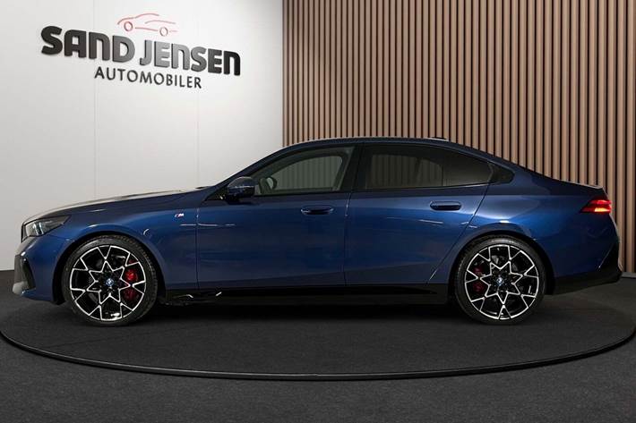 Blå BMW i5 fra 2025