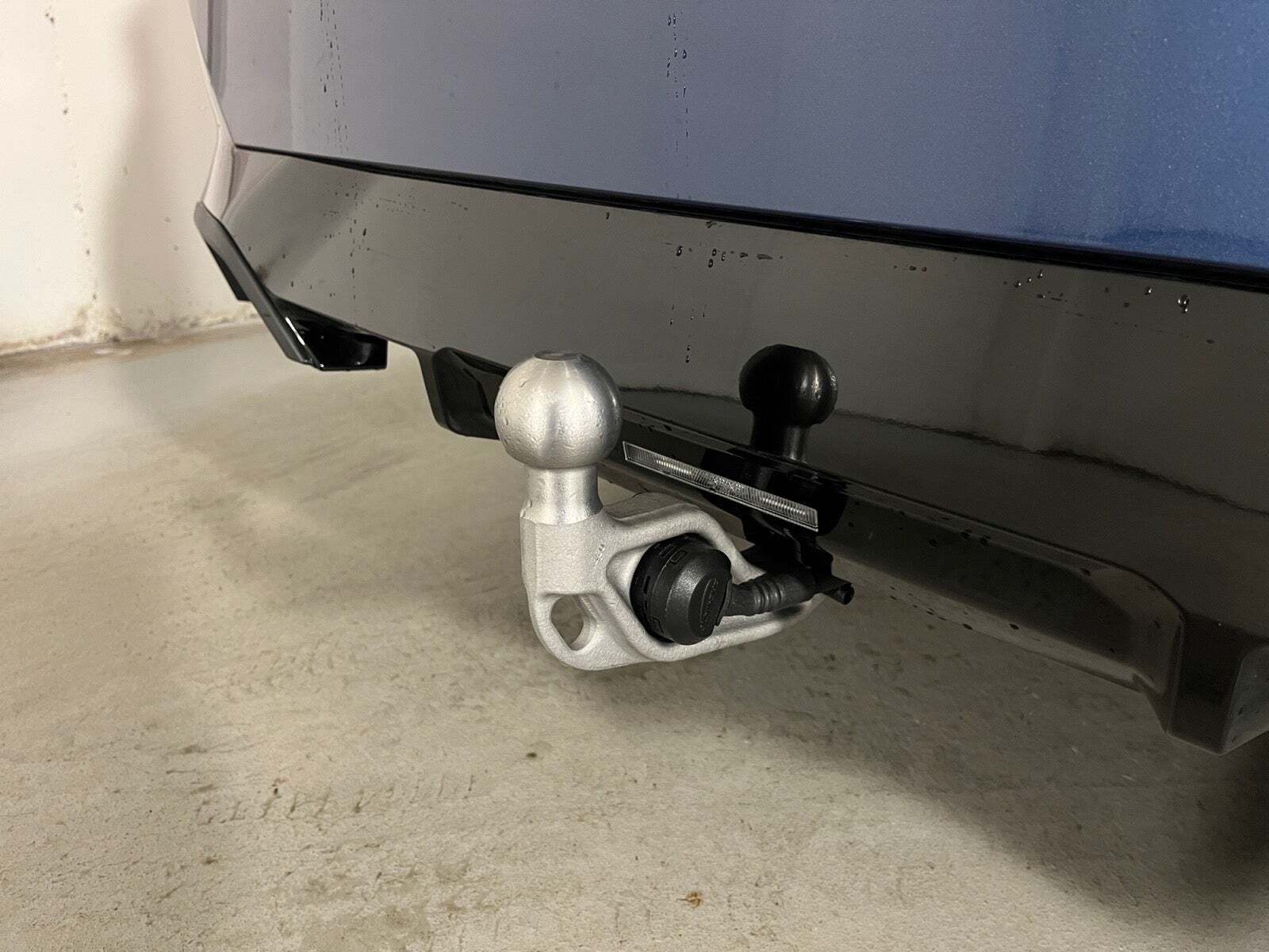 Blå BMW i5 fra 2025