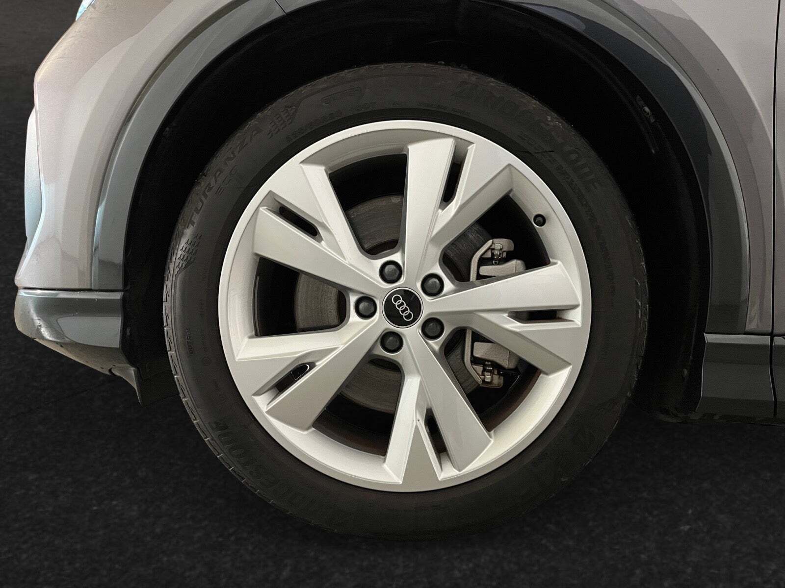 Grå Audi Q4 e-tron fra 2022