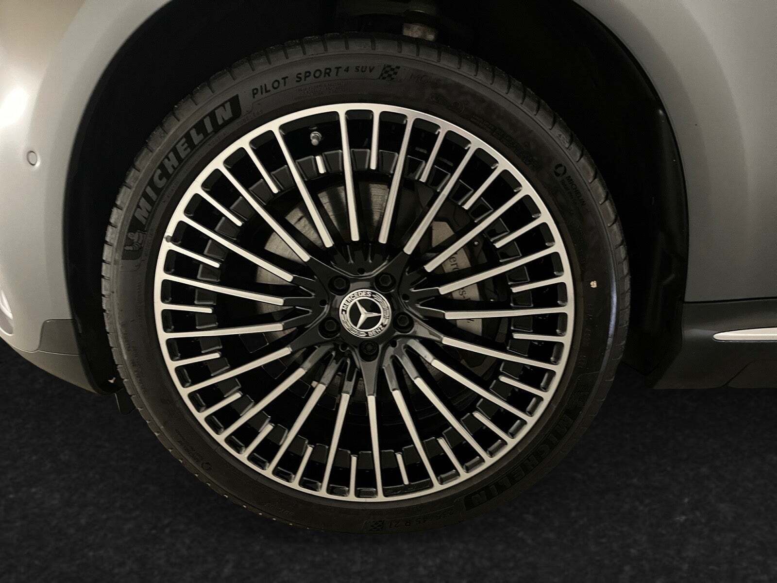 Grå Mercedes EQC400 fra 2023