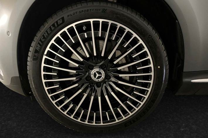 Grå Mercedes EQC400 fra 2023