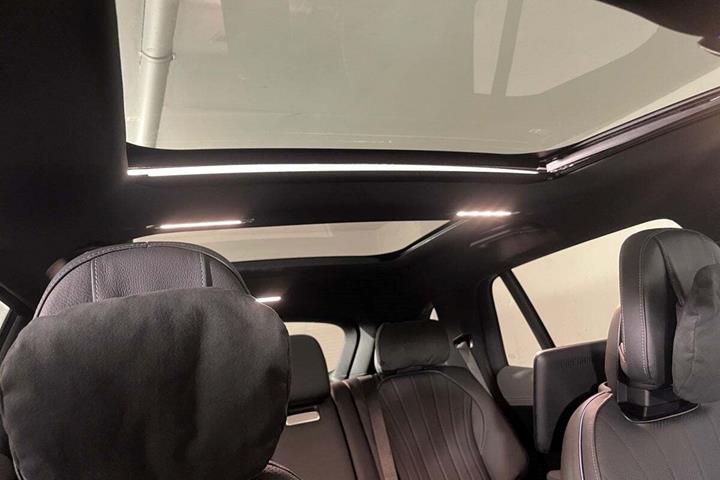 Sort Mercedes EQS580 SUV fra 2024