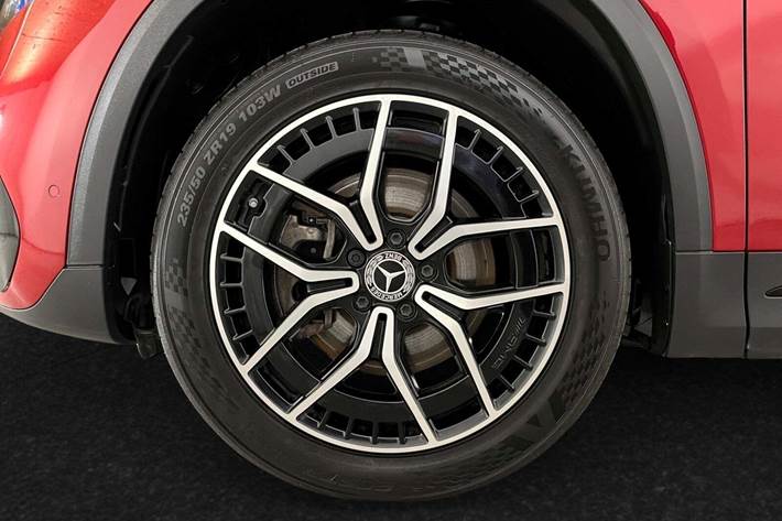 Rød Mercedes EQA350 fra 2023