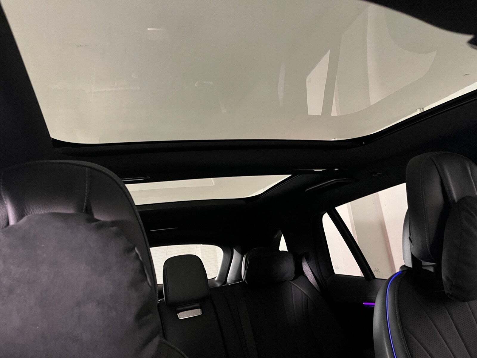 Grå Mercedes EQS450 SUV fra 2023