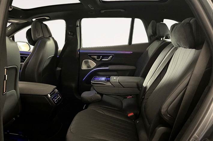 Grå Mercedes EQS450 SUV fra 2023