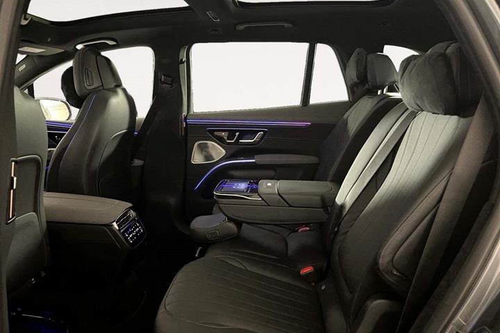 Grå Mercedes EQS450 SUV fra 2023