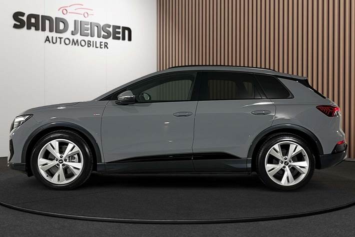Grå Audi Q4 e-tron fra 2023