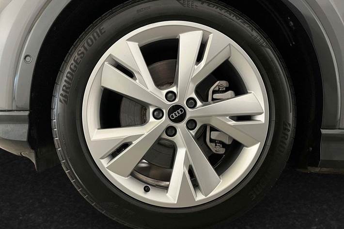 Grå Audi Q4 e-tron fra 2023