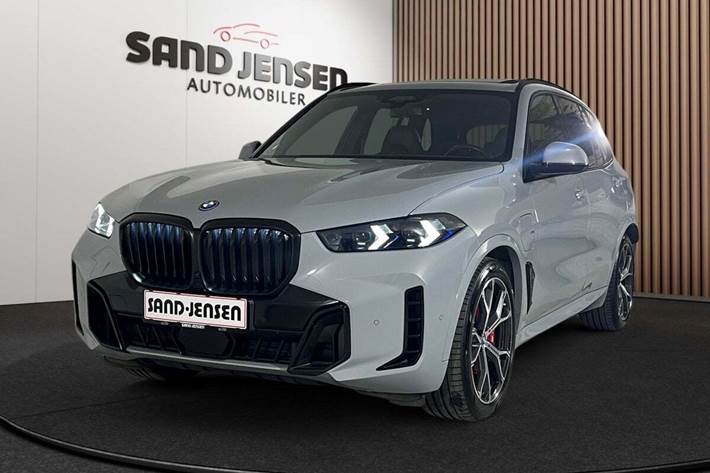 Grå BMW X5 fra 2024 set udefra