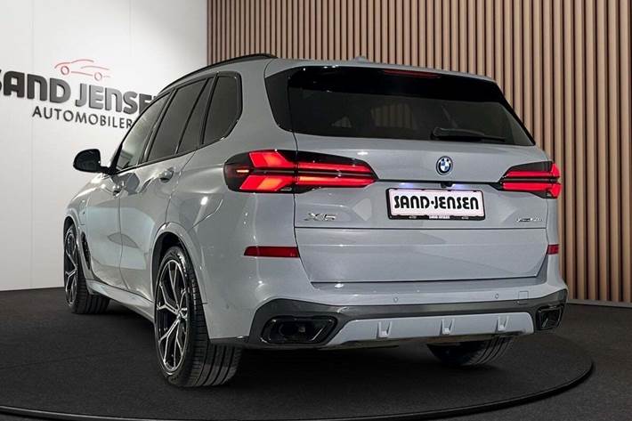 Grå BMW X5 fra 2024