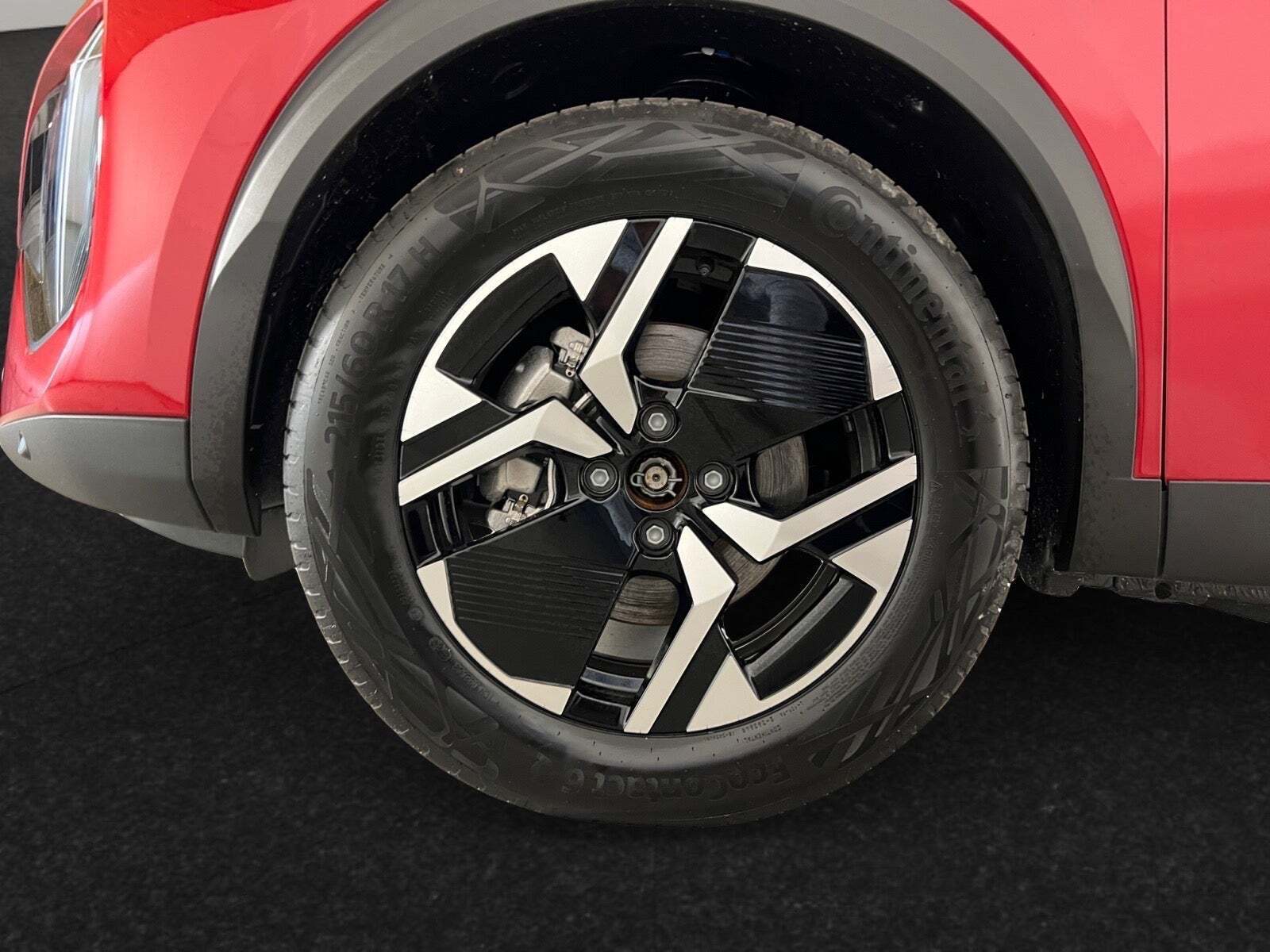 Rød Peugeot e-2008 fra 2024