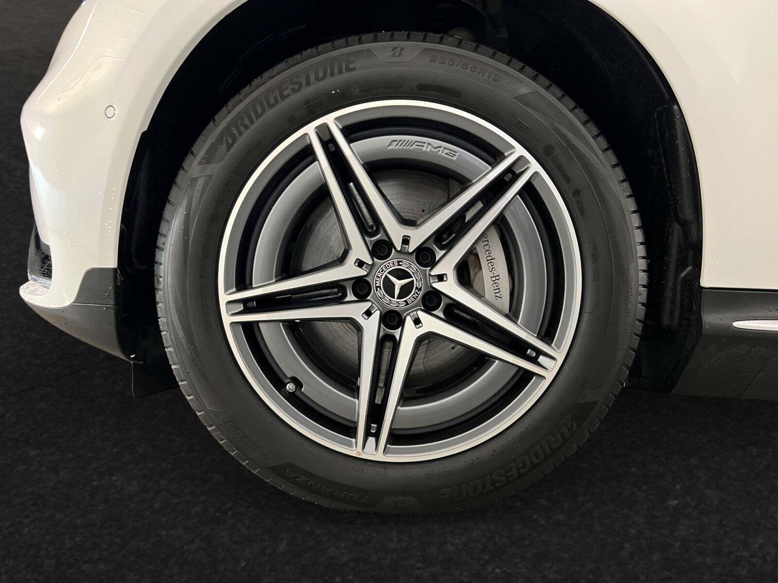 Hvid Mercedes EQC400 fra 2023