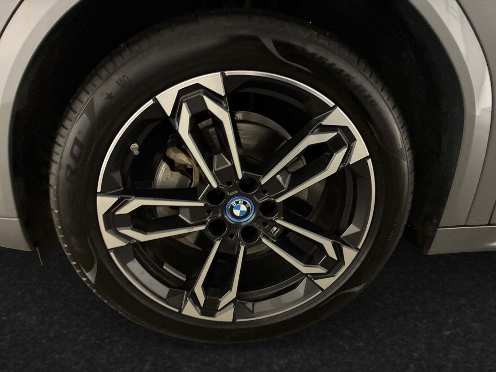 Grå BMW iX2 fra 2025