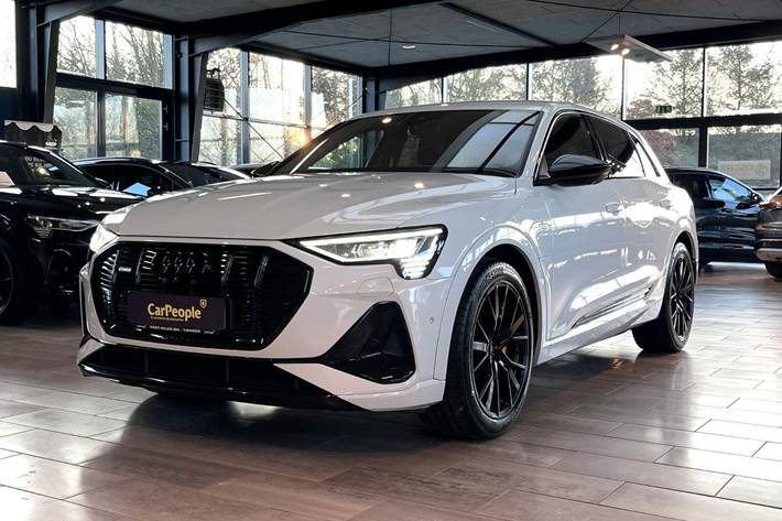 Hvid Audi e-tron fra 2022 set udefra
