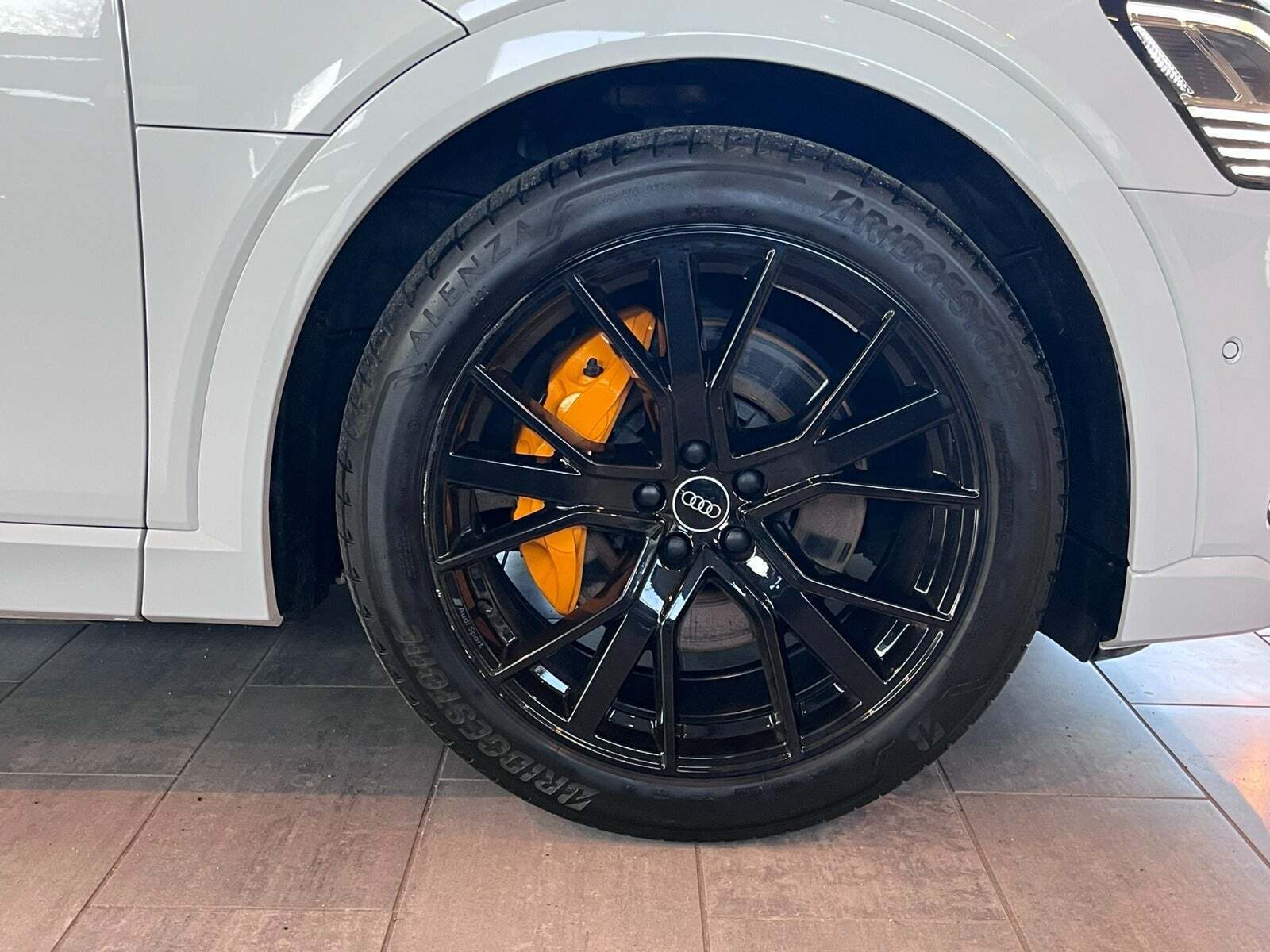 Hvid Audi e-tron fra 2022