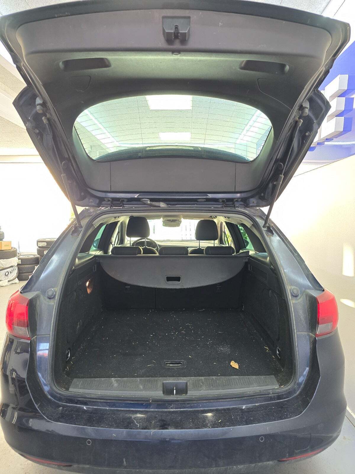 Blå Opel Astra fra 2019