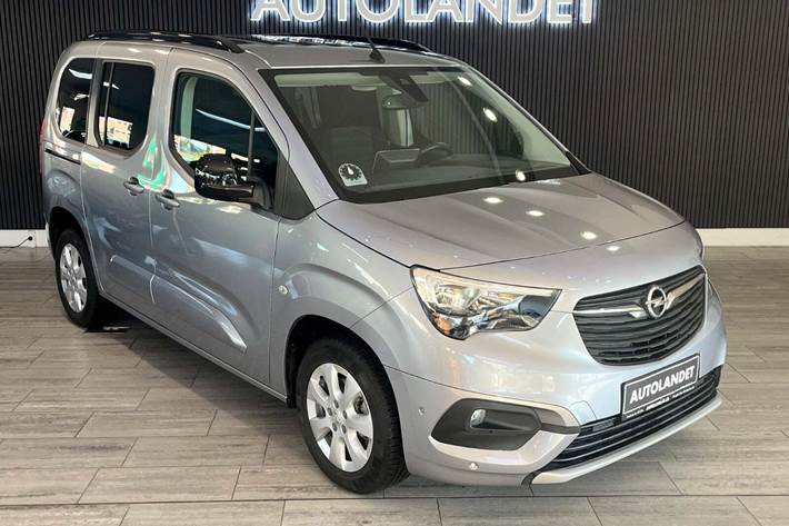 Sølv Opel Combo-e Life fra 2023 set udefra