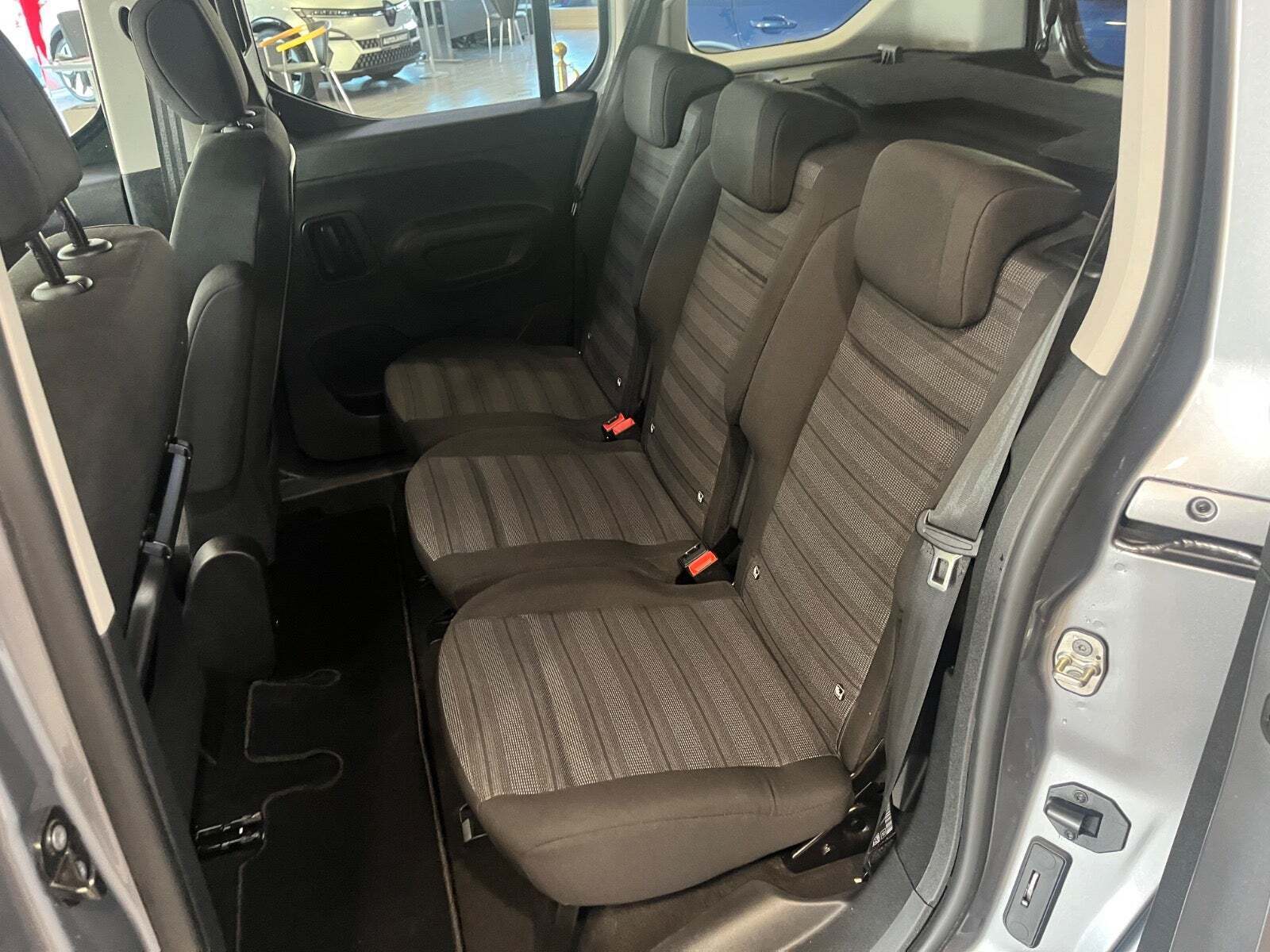 Sølv Opel Combo-e Life fra 2023