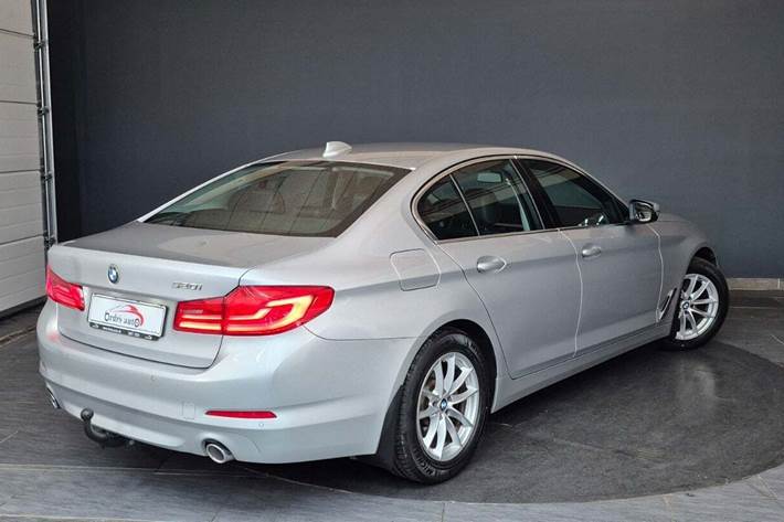 Sølv BMW 520i fra 2019