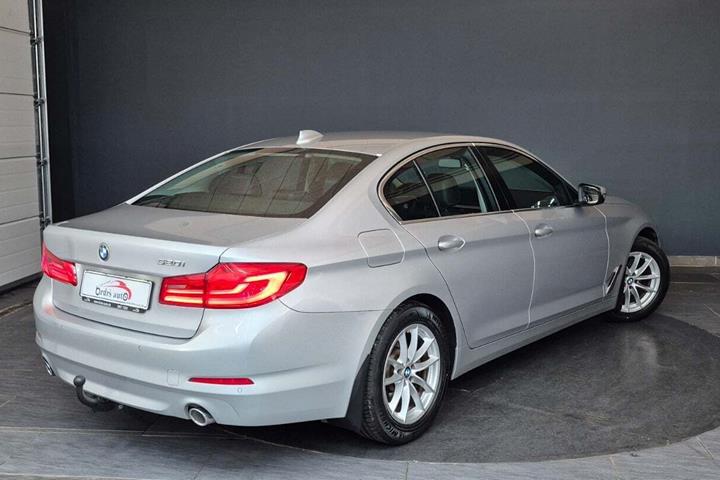 Sølv BMW 520i fra 2019