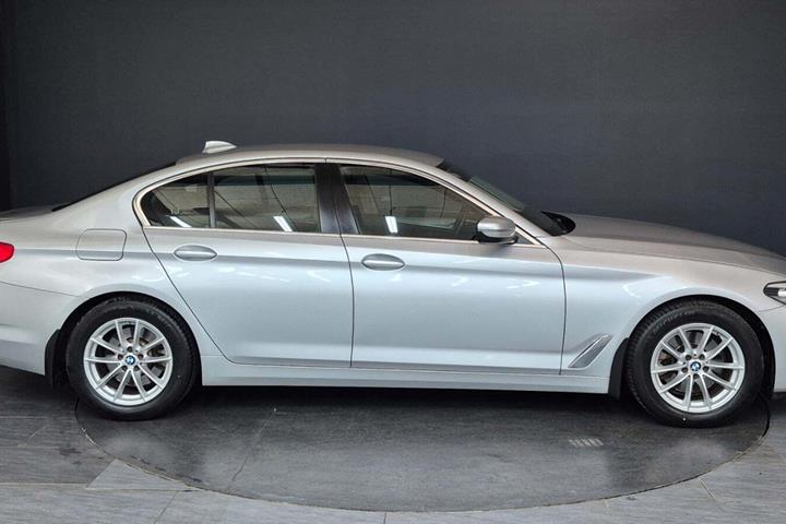 Sølv BMW 520i fra 2019