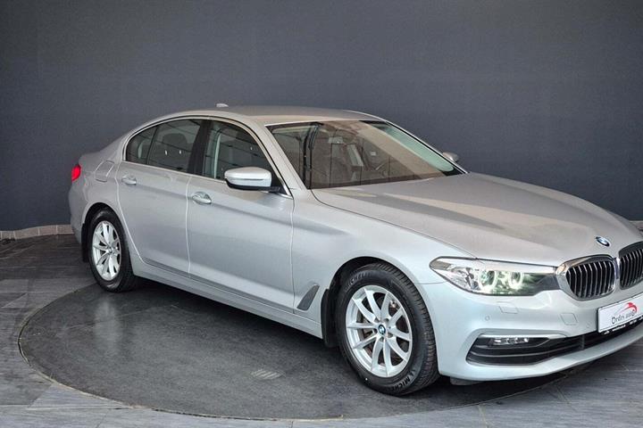 Sølv BMW 520i fra 2019