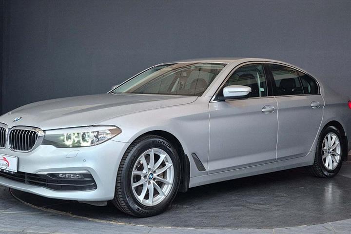 Sølv BMW 520i fra 2019