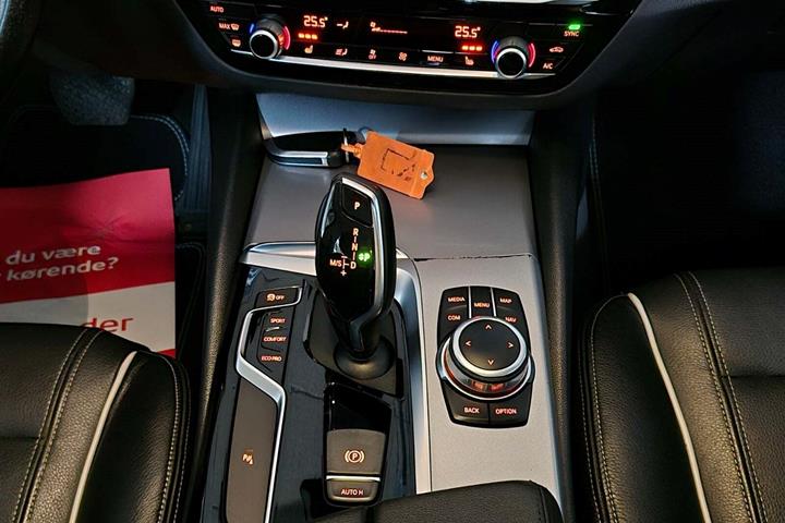 Sølv BMW 520i fra 2019 set indefra