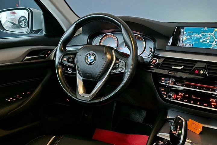 Sølv BMW 520i fra 2019 set indefra