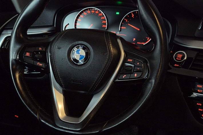 Sølv BMW 520i fra 2019