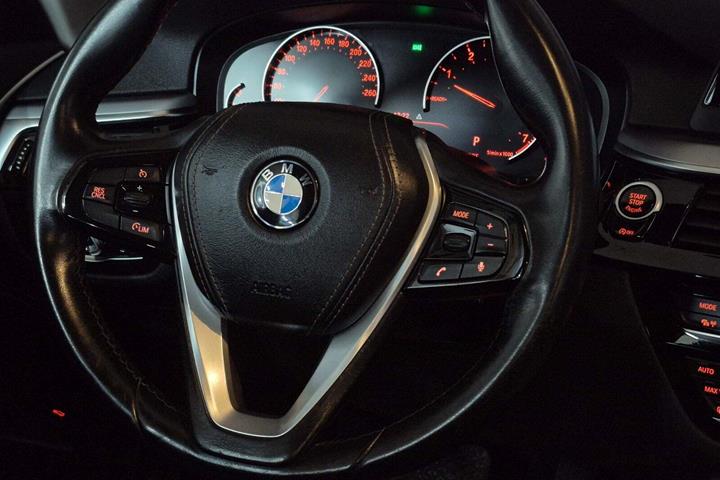 Sølv BMW 520i fra 2019