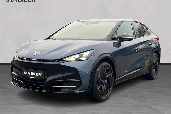 Blå Cupra Tavascan fra 2024 set udefra