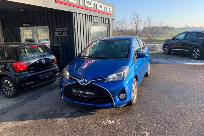 Blå Toyota Yaris fra 2015 set udefra