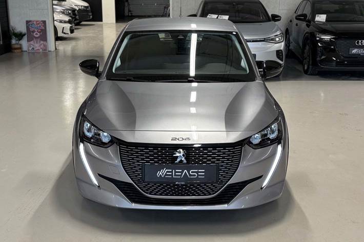 Grå Peugeot e-208 fra 2023