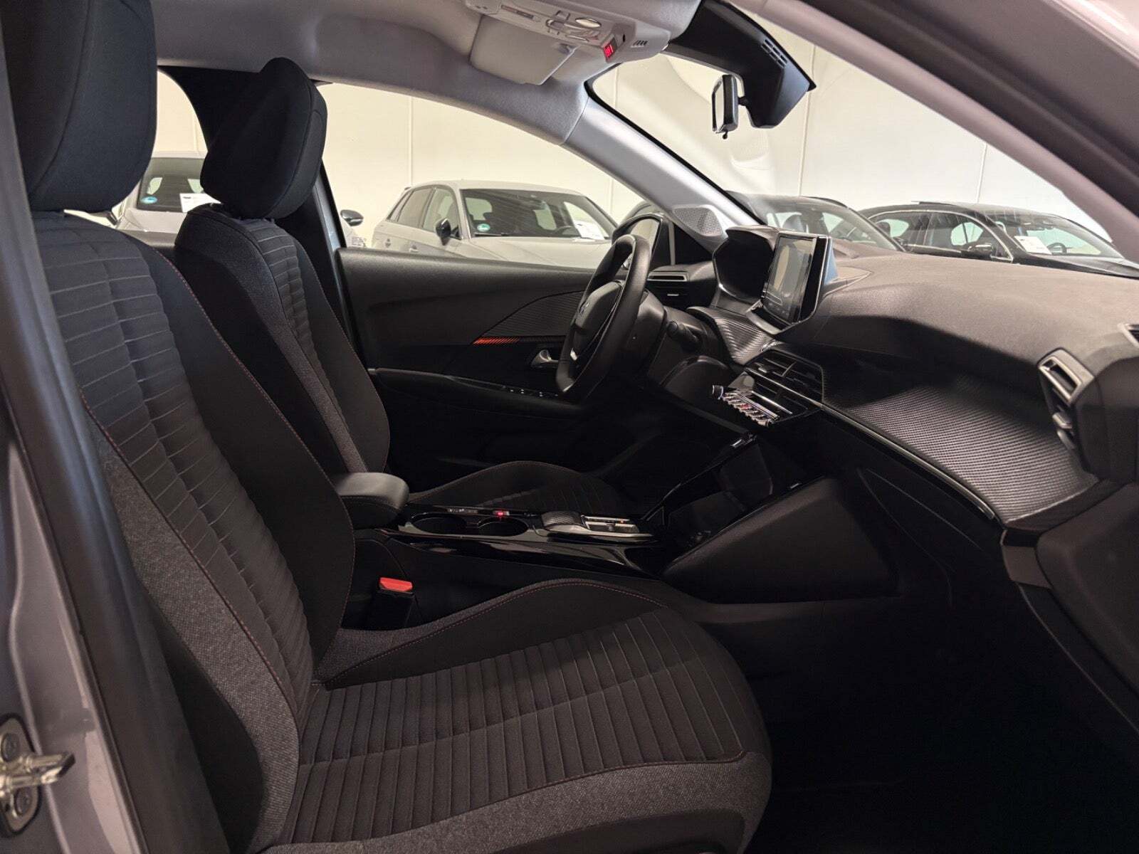 Grå Peugeot e-208 fra 2023