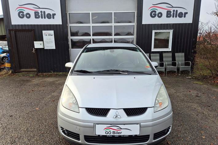 Grøn Mitsubishi Colt fra 2006 set udefra
