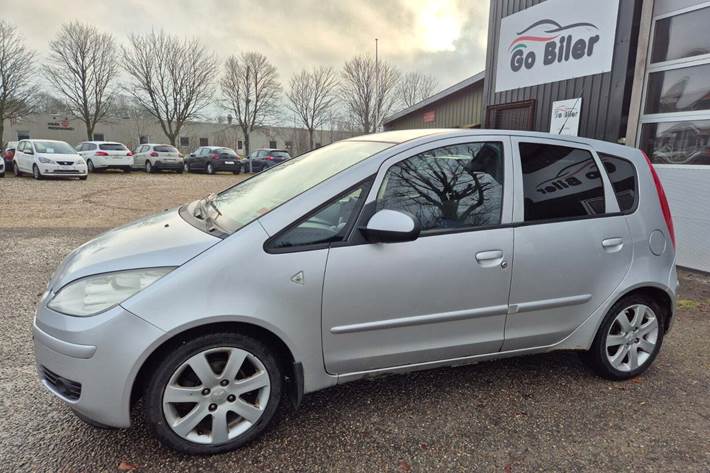 Grøn Mitsubishi Colt fra 2006 set udefra