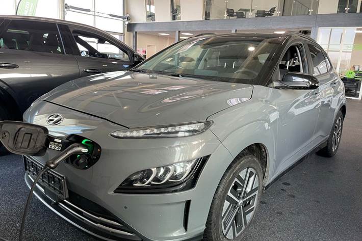 Grå Hyundai Kona fra 2021 set udefra