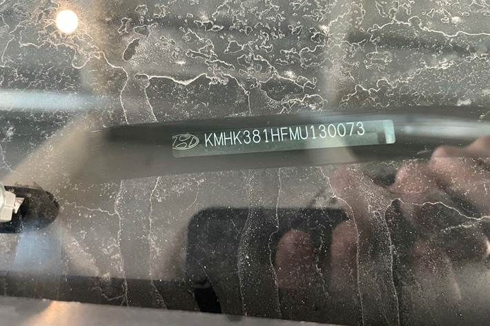 Grå Hyundai Kona fra 2021