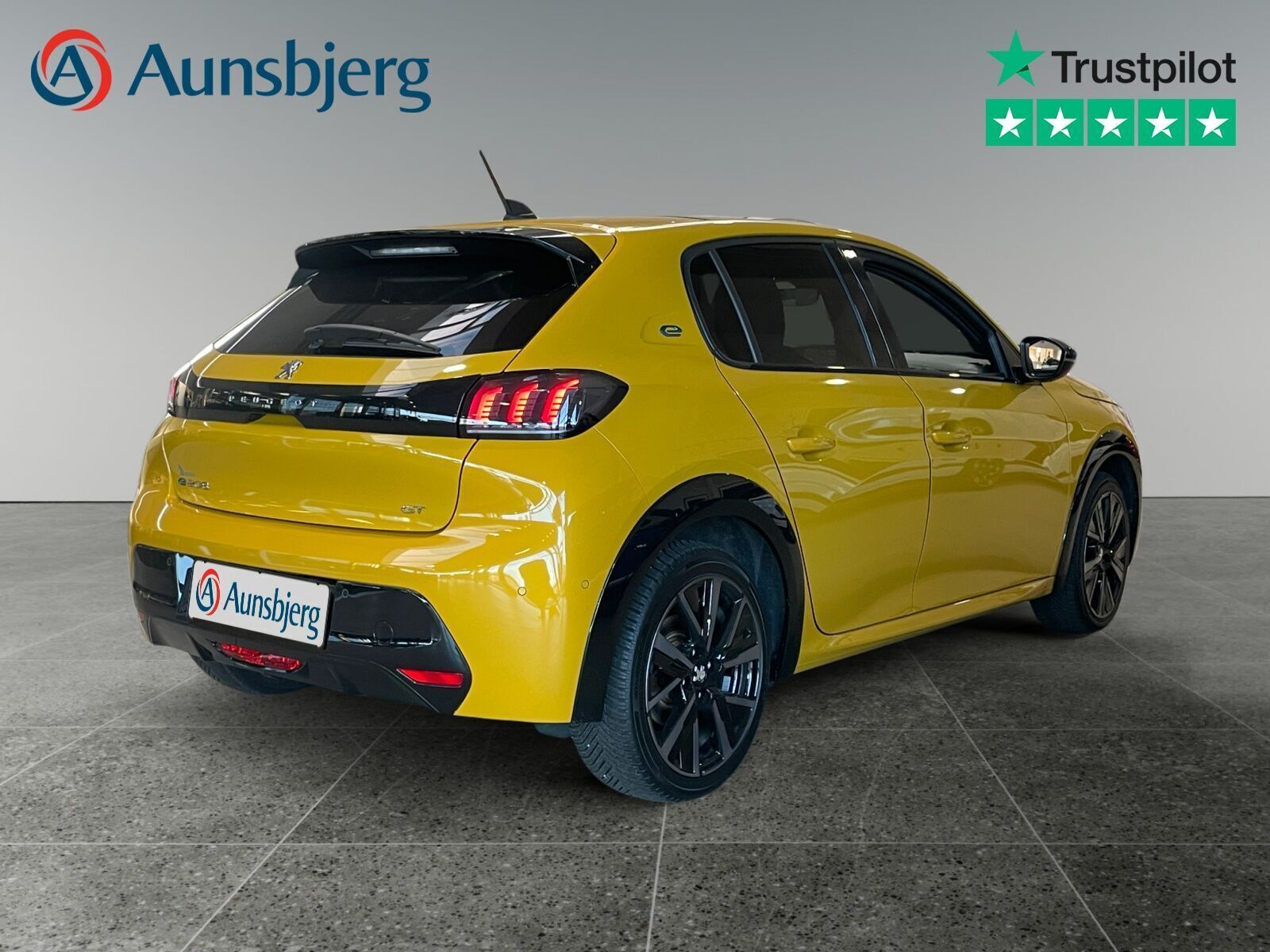 Gul Peugeot e-208 fra 2023