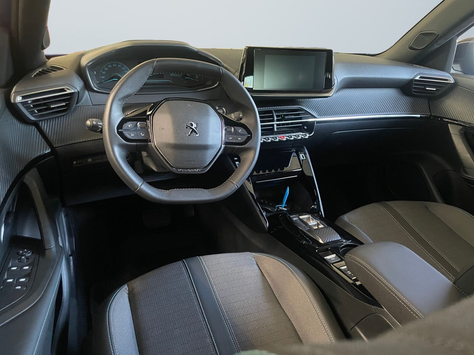 Blå Peugeot e-2008 fra 2023