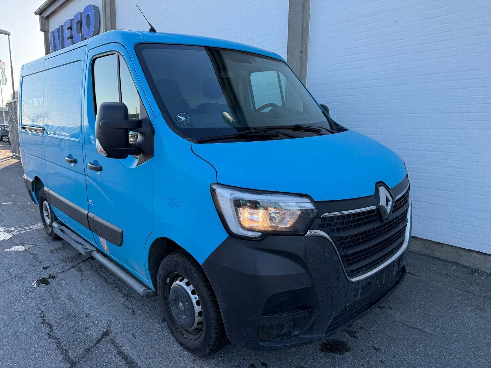 Blå Renault Master IV T33 fra 2019