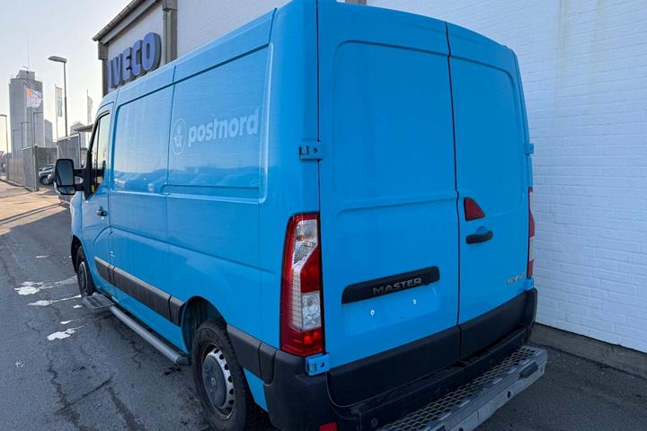 Blå Renault Master IV T33 fra 2019