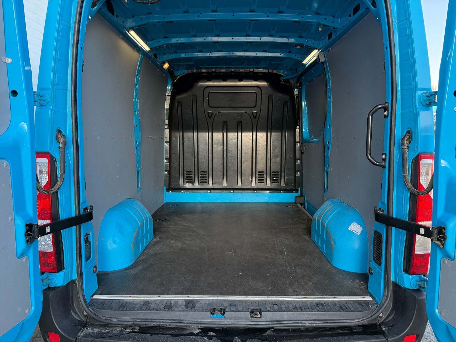 Blå Renault Master IV T33 fra 2019